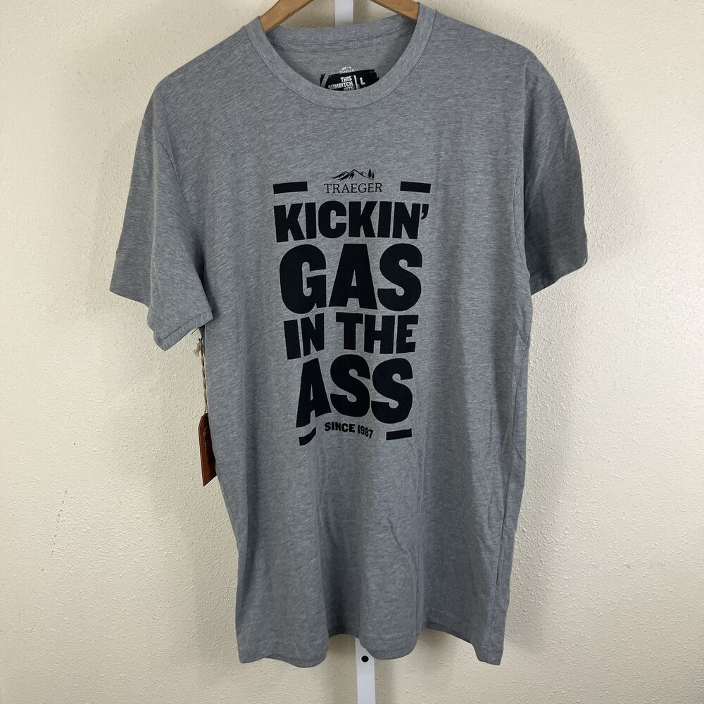 NWT Traeger Kickin Gas Graphic Tee Mens L Large Funny Barbecue Grilling Smoke